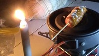 Mati lampu tetap bisa ajak anak senang-senang. Ini pemandangan seru saat bakar sosis pakai kompor camping. Meski gelap tapi kenyang.  Foto: twitter