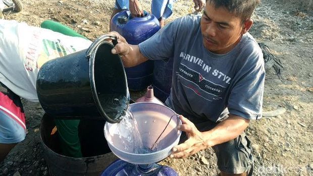 Perjuangan Warga Brebes Cari Air dengan Gali Dasar Sungai