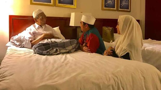 Lihat Momen-momen Ustaz Solmed dan Istri Jenguk Mbah Moen di Mekah