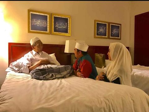 Ustaz Solmed Sempat Berkunjung ke Kamar Mbah Moen di Mekah