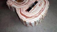 Daging-daging ini disusun rapi menutupi sisi gitar. Sehingga terlihat gitar tersebut terbuat dari daging. Foto: Istimewa