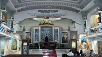 Melangkah masuk ke dalam gereja, suasana damai dan khidmat begitu terasa. Ada beberapa jamaat yang sedang berdoa. (Wahyu Setyo/detikcom)