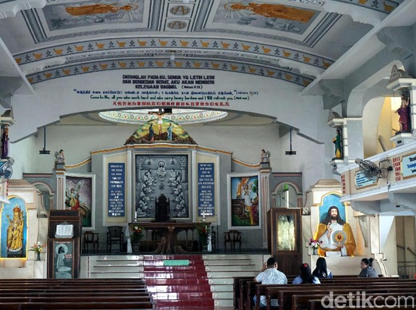 Melangkah masuk ke dalam gereja, suasana damai dan khidmat begitu terasa. Ada beberapa jamaat yang sedang berdoa. (Wahyu Setyo/detikcom) Melangkah masuk ke dalam gereja, suasana damai dan khidmat begitu terasa. Ada beberapa jamaat yang sedang berdoa. (Wahyu Setyo/detikcom)