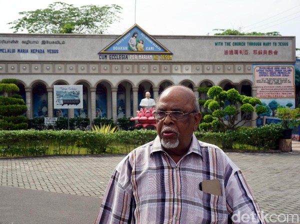 Pastor James mendapat ilham untuk membangun gereja ini sekitar tahun 2001, 4 tahun kemudian, sekitar tahun 2005, gereja unik ini selesai dibuat. (Wahyu Setyo/detikcom) Pastor James mendapat ilham untuk membangun gereja ini sekitar tahun 2001, 4 tahun kemudian, sekitar tahun 2005, gereja unik ini selesai dibuat. (Wahyu Setyo/detikcom)
