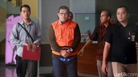 KPK menahan Ketua Fraksi Golkar DPRD Provinsi Jambi Sufardi Nurzain tersangka kasus suap pengesahan APBD Jambi 2017-2018. Sufardi ditahan selama 20 hari pertama.