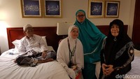 Potret kerabat Baidowi berfoto bersama Mbah Moen. Foto: Achmad Baidowi/PPP/detikcom