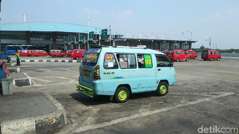 Ilustrasi angkot di Terminal Pulogebang (Randy/detikcom) Ilustrasi angkot di Terminal Pulogebang (Randy/detikcom)