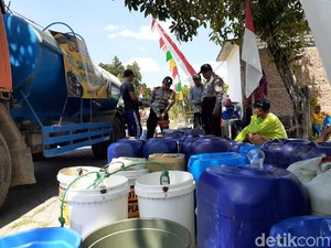 19 Desa di Bojonegoro Kekeringan, Polisi Dropping Air Bersih
