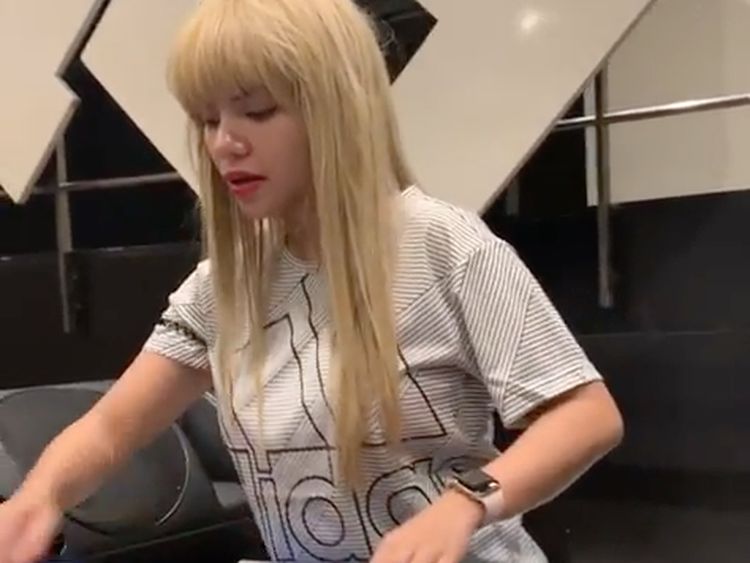 Bosan tampil Terbuka, Dinar Candy Kini Tertutup