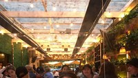 Foto Jihyo di restoran ini jadi perbincangan. Banyak netizen menduga ada sosok Kang Daniel mengenakan topi hitam ikut tertangkap kamera. Foto: Instagram twicetagram