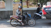 Setidaknya ada beberapa modifikasi yakni penambahan sespan yang tidak terlalu banyak memperhatikan estetika. Di tempat tersebut, pengemudi dapat membuat barang bawaan lebih banyak, bahkan detikcom sempat menemukan seseorang membawa kulkas tanpa terlalu ribet menyeimbangkan kaki saat macet. Foto: Ridwan Arifin