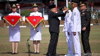 Wakil Presiden Jusuf Kalla (JK) melantik 744 pamong praja muda Institut Pemerintahan Dalam Negeri (IPDN) angkatan 26 Tahun 2019. Pelantikan tersebut digelar di Lapangan IPDN, Jatinangor, Kabupaten Sumedang, Jawa Barat, Selasa (6/8/2019).