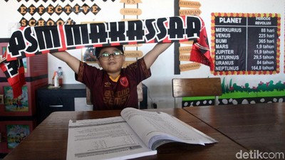 Semangat Juara, Anak-anak Sekolah di Makassar Kenakan Jersey PSM