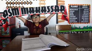 Semangat Juara, Anak-anak Sekolah di Makassar Kenakan Jersey PSM