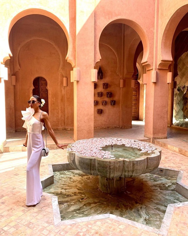 Wanita yang juga berprofesi sebagai chef itu juga kerap memamerkan liburan mewahnya. Di foto ini, Emma berlibur ke Maroko.  Foto: Instagram