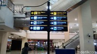 Para agen PO Bus juga masih banyak berseliweran dan menawarkan tiket mulai dari pintu masuk hingga bagian dalam terminal (Randy/detikcom)