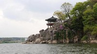 Fasilitas yang diberikan berupa kamar kecil, tempat parkir, penyewaan kapal, taman bermain, tempat panahan sampai toko suvenir. Biaya masuk dan parkirnya gratis. (Yeoju.go.kr)