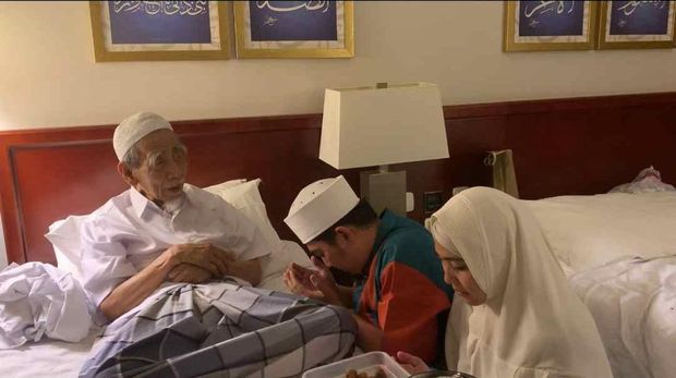 Lihat Momen-momen Ustaz Solmed dan Istri Jenguk Mbah Moen di Mekah