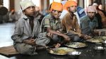 Melihat Sibuknya Aktivitas Dapur Makanan Gratis Terbesar di Dunia