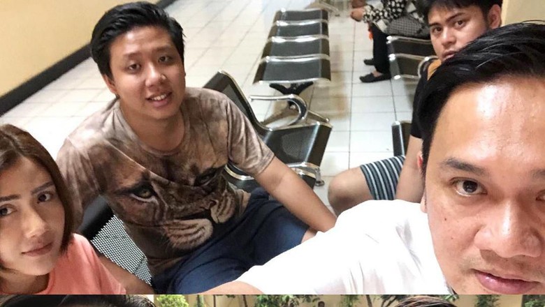 Setelah Video, Farhat Abbas Kini Pose Bareng Galih-Rey-Benua di Rutan Setelah Video, Farhat Abbas Kini Pose Bareng Galih-Rey-Benua di Rutan