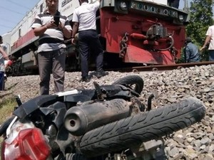 Tak Hati-hati, Biker Perempuan Tewas Tersambar Kereta Api di Pasuruan
