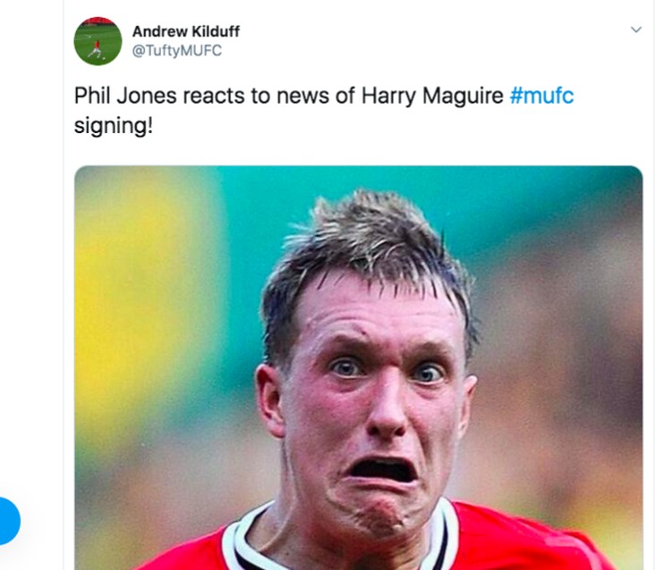 Ekspresi Phil Jones ketika mendengar MU resmi merekrut Harry Maguire. 