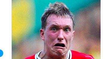 Ekspresi Phil Jones ketika mendengar MU resmi merekrut Harry Maguire. Foto: istimewa