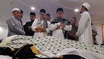 Momen Zulkifli Hasan Salatkan Jenazah Mbah Moen