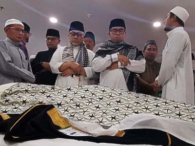 Momen Zulkifli Hasan Salatkan Jenazah Mbah Moen