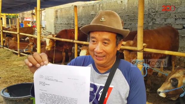 Adin menunjukkan surat undangan ke Kecamatan Matraman