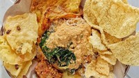Racikan sayurannya tak berbeda dengan pesel biasa. Hanya saja sambalnya berupa sambal tumpang. Karenanya sering disebut pecel tumpang. Foto : Instagram @jogjaculinary