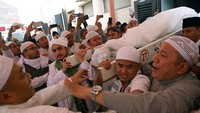 Bakda Zuhur, jenazah kiai karismatik itu akan disalatkan di Masjidil Haram kemudian dimakamkan di pemakaman Mala. ANTARA/Hanni Sofia.