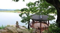 Kuil Silleuksa berada di pinggir Sungai Namhan. Ini menjadikannya sebagai satu-satunya kuil yang berdampingan dengan sungai di Korea. (Yeoju.go.kr)