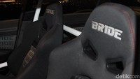 Dari sektor kaki-kaki banyak yang dirubah, seperti menggunakan pelek work meister L1 dengan lebar depan 11,5 et -25, dan belakang 12,5 et-35 ring 19. Pun sebagai mobil ceper tak lupa disematkan air suspension dua titik.