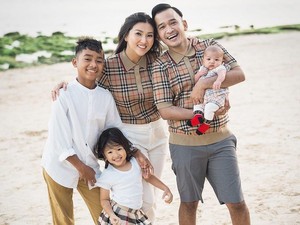 Ruben Onsu dan Sarwendah Kompak Ajari Betrand Peto Etiket Makan di Resto