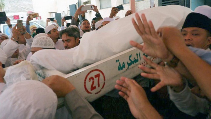 Umat muslim melakukan sholat jenazah di depan jenazah KH Maimun Zubair (Mbah Moen) saat disemayamkan di Kantor Urusan Haji Daker Syisyah, Mekkah, Selasa (6/8/2019). Jenazah almarhum akan disalatkan di Masjidil Haram dan selanjutnya dimakamkan di Kota Mekah. ANTARA/Hanni Sofia/wpa/aww.