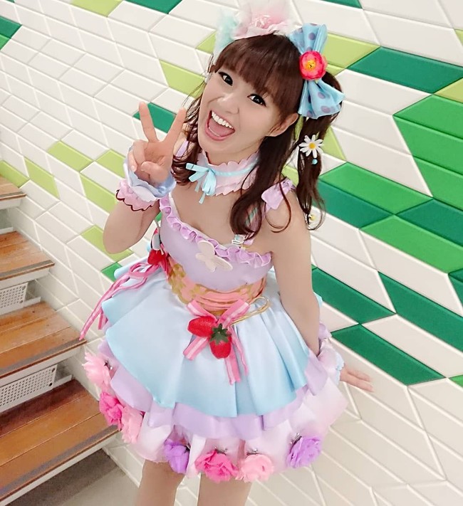 Di media sosial, Sayuri Ozaki sering tampil dengan kostum-kostum imut. Terlihat seperti wanita yang berusia 20 tahun bahkan kadang serupa remaja, tak disangka jika umurnya sudah menginjak kepala lima. Foto: Instagram @katsumisayuri_sayuri