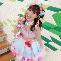 Di media sosial, Sayuri Ozaki sering tampil dengan kostum-kostum imut. Terlihat seperti wanita yang berusia 20 tahun bahkan kadang serupa remaja, tak disangka jika umurnya sudah menginjak kepala lima. Foto: Instagram @katsumisayuri_sayuri