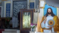 Potongan ayat Alkitab menghiasi dinding-dinding gereja, begitu pula dengan ornamen penghias lainnya. (Wahyu Setyo/detikcom)