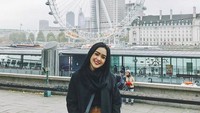Bisa tebak ini dimana? Sepertinya Cita Citata mengabadikan momennya dengan latar London Eye, bianglala yang ada Inggris. (cita_citata/Instagram)