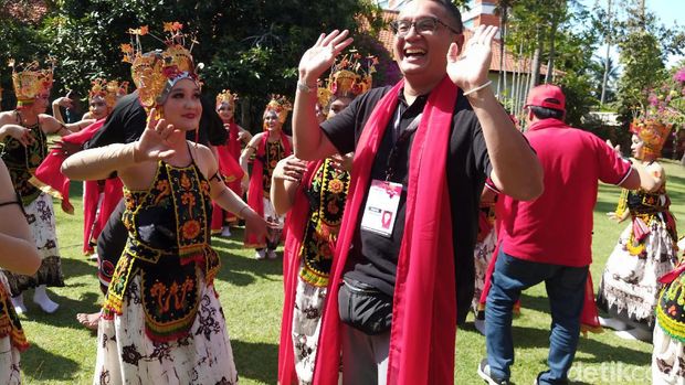 Serunya Hasto hingga Putra Nababan Menari Gandrung Banyuwangi