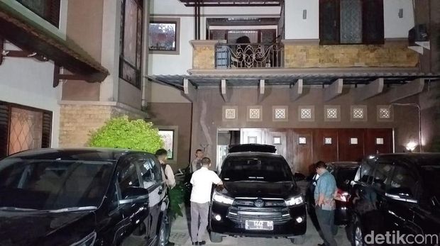 Geledah Rumah Kadishub Jatim, KPK Bawa Satu Koper Hitam