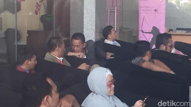 Soetikno Soedardjo (kemeja hitam) juga sudah tiba di gedung KPK