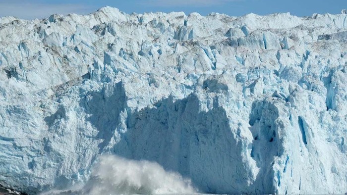 ILULISSAT, GREENLAND - AUGUST 04: Icebergs float in Disko Bay at sunset on August 04, 2019 near Ilulissat, Greenland. The Sahara heat wave that recently sent temperatures to record levels in parts of Europe has also reached Greenland. Climate change is having a profound effect in Greenland, where over the last several decades summers have become longer and the rate that glaciers and the Greenland ice cap are retreating has accelerated.   (Photo by Sean Gallup/Getty Images)