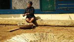Laris Manis Penjualan Tusuk Sate Tradisional Jelang Idul Adha