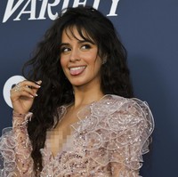 Tubuhnya dibaluti mini dress berwarna pale-pink yang dihiasi ruffle nan dramatis pada bagian bahu dan lengan. (Foto: Rodin Eckenroth/Getty Images)