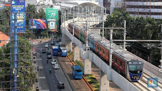 mrt jakarta Sejumlah kendaraan motor dan mobil melintas di jalur sosialisasi ganjil-genap di Jl Panglima Polim arah Jl Sinsingamangaraja, Jakarta, Rabu (7/8). Perluasan ganjil-genap mulai disosialisasikan hari ini (7/8/2019) dan akan berlangsung hingga 8 September 2019. Usai masa sosialisasi berakhir, kebijakan itu berlaku penuh mulai 9 September 2019. Jl Panglima Polim, Fatmawati merupakan salah satu rute baru dari daftar rute yang diterapkan ganjil-genap. Ganjil-genap berlaku pada Senin-Jumat, kecuali hari libur nasional, pada pukul 06.00-10.00 WIB dan 16.00-21.00 WIB. Kendaraan dengan nomor pelat ganjil beroperasi pada tanggal ganjil, sedangkan kendaraan dengan nomor pelat genap beroperasi pada tanggal genap. Aturan tersebut berlaku untuk kendaraan roda empat, untuk kendaraan bermotor masih bisa melewati jalur tersebut. (CNBC Indonesia/Muhammad Sabki)