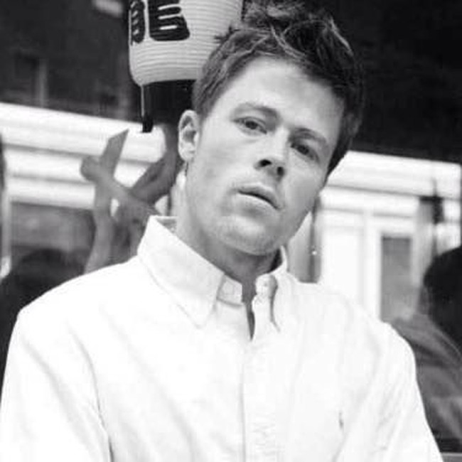 Kemiripan pria berusia 33 tahun dengan Brad Pitt ini membuat dirinya mengalami kesulitan untuk keluar rumah. Nathan bahkan mengaku tak bisa bepergian karena selalu dihampiri orang-orang yang mengira dirinya sebagai mantan Angelina Jolie. Foto: Facebook