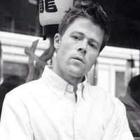 Kemiripan pria berusia 33 tahun dengan Brad Pitt ini membuat dirinya mengalami kesulitan untuk keluar rumah. Nathan bahkan mengaku tak bisa bepergian karena selalu dihampiri orang-orang yang mengira dirinya sebagai mantan Angelina Jolie. Foto: Facebook