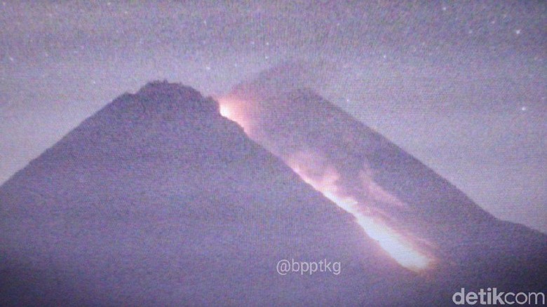 Gunung Merapi Luncurkan Awan Panas Sejauh 950 Meter Gunung Merapi Luncurkan Awan Panas Sejauh 950 Meter